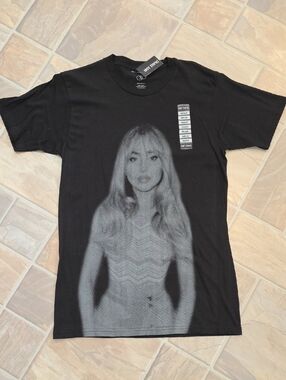 NWT Hot Topic Black Tee with Sabrina Carpenter Portrait Print